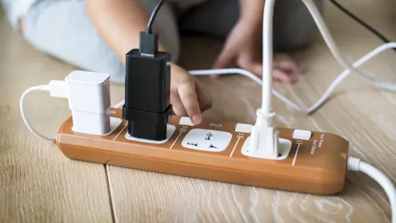 Murió un chico de 11 años en Brasil mientras jugaba con un celular que se estaba cargando