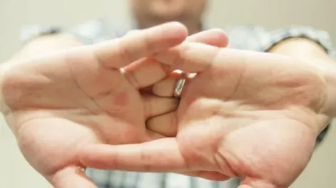 Sonar los dedos de las manos, las deforma: ¿mito o verdad?