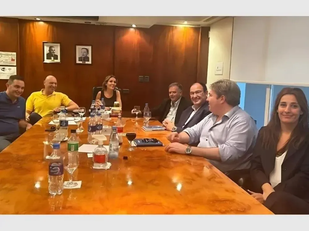 NATALIA FERNÁNDEZ, Claudia Cecilia y Gustavo Levinson en representación de la asociación recibieron a los funcionarios José Daniel Seguí, Adrian Alonso, Martín Palisa, Carolina Marino y José María Iglesias.