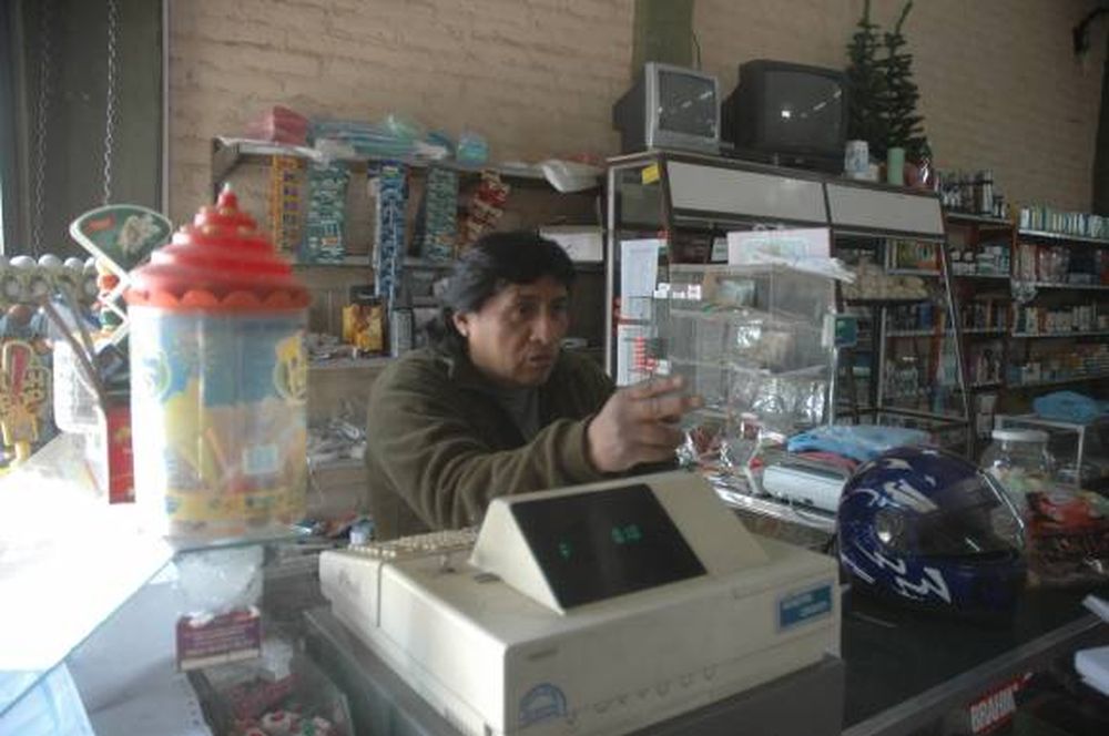 Con barbijos y a los tiros, roban $5.000 de un negocio