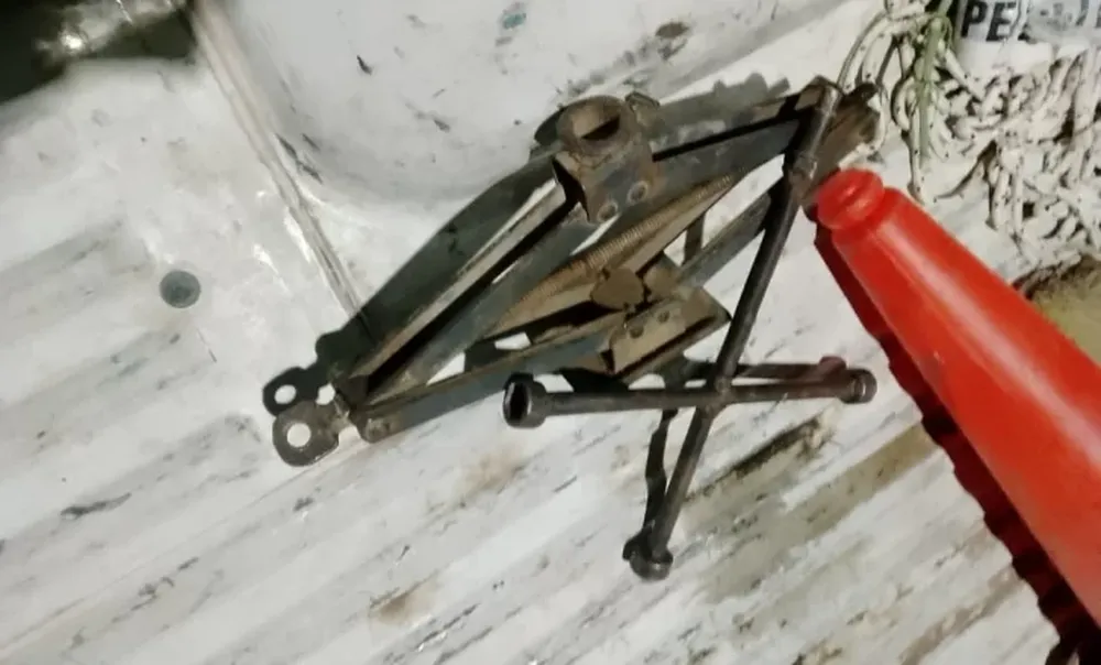 Tras una persecución, fue detenido por robar una llave cruz y un gato de auto