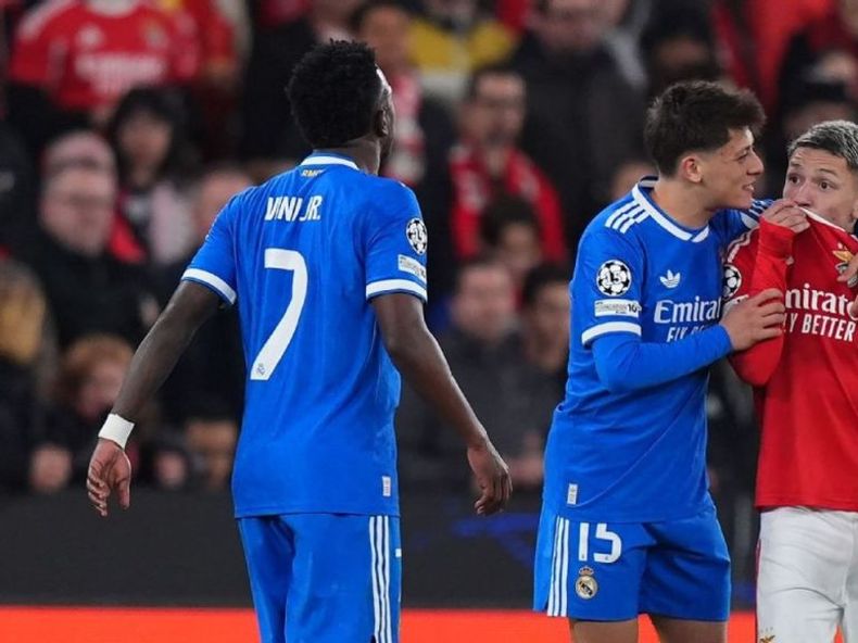 Ahora, roja. El caso Prestianni-Vinicius cambió todo en la FIFA y ahora, en el Mundial eso es roja directa. Ahora, roja. El caso Prestianni-Vinicius cambió todo en la FIFA y ahora, en el Mundial eso es roja directa.