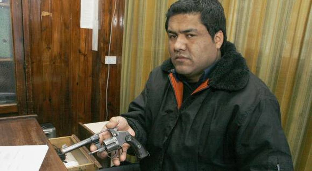 Intentan robar y caen con un revólver