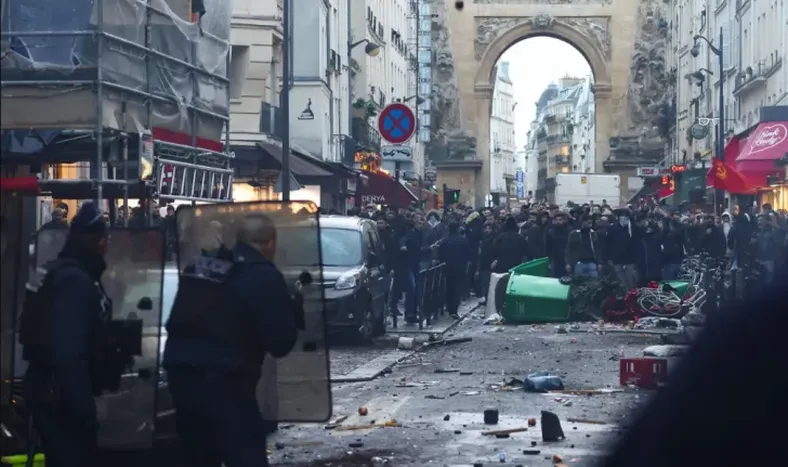 Enfrentamientos y 11 detenidos en París durante la marcha por el ataque racista al centro kurdo