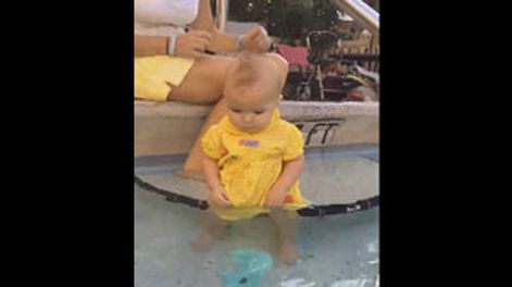 Indignación y polémica por el video de esta beba en una pileta