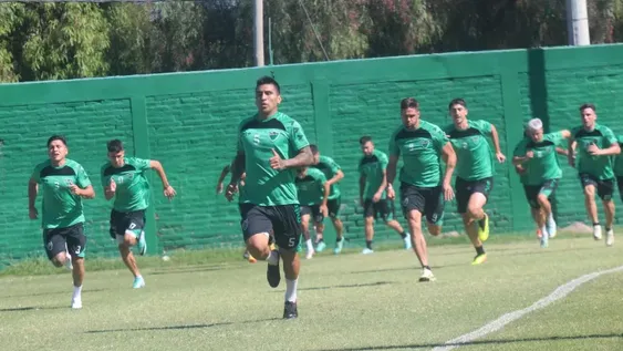 EL CAPITÁN AL FRENTE. Nico Pelaitay encabeza a los que corren en la primera práctica de pretemporada.