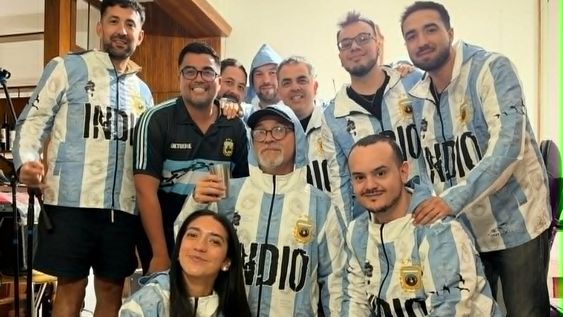 Las diferentes etapas del Indio Solari sonarán en el Kümmel con El Pela Aguilera, Vía 66 y equipo.&nbsp;