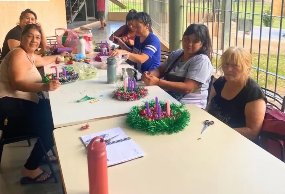 En Cáritas de la Parroquia Virgen de Guadalupe confeccionaron coronas de Adviento para las familias de su comunidad.