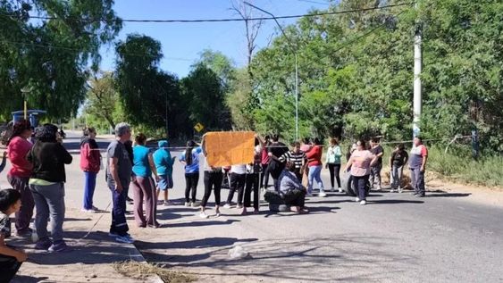 Vecinos de la zona Norte de Albardón llevan más de 30 días sin agua y la Parroquia Santa Bárbara lanzó una colecta para ayudarlos.