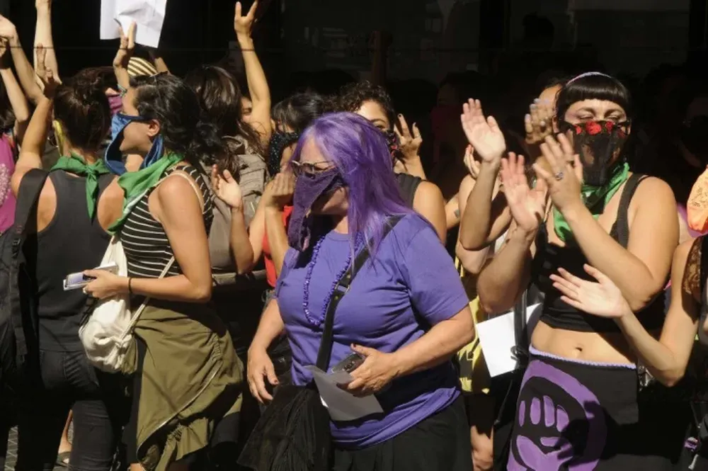 Mujeres cubrieron sus rostros con bombachas para pedir por aborto legal