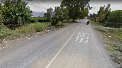 Perdió el control y terminó con su Hilux en un desagüe