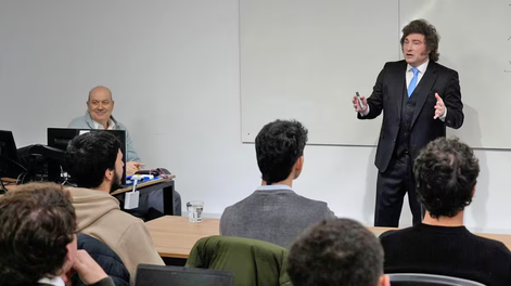El profesor Javier Milei. La curiosa postal del presidente en un aula. El profesor Javier Milei. La curiosa postal del presidente en un aula.