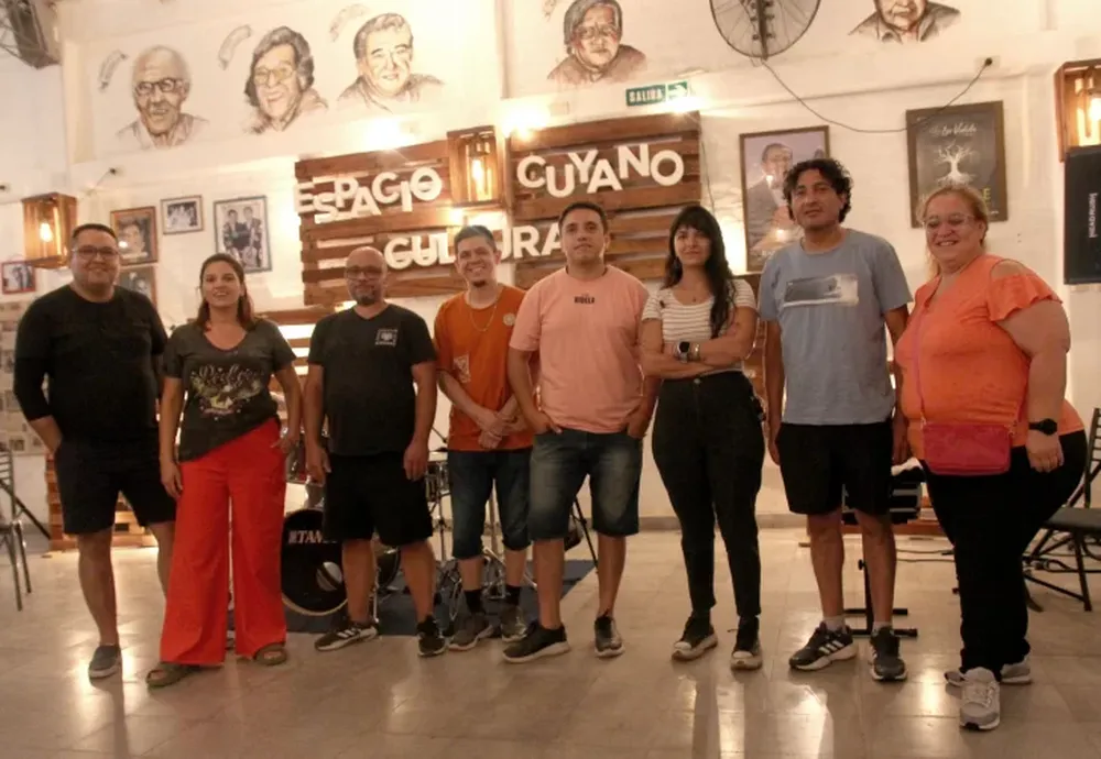 PARTE DEL CONJUNTO. De izq. a der.: Jonatan Vera, Noemí Videla, Carlos Villavicencio, Emanuel Rodríguez, Claudio Videla, Carla Pereyra, Hernán Vega y Andrea Martínez.