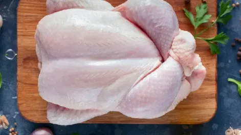 VUELA. Argentina es el sexto país del mundo en el ranking de consumo de pollo.