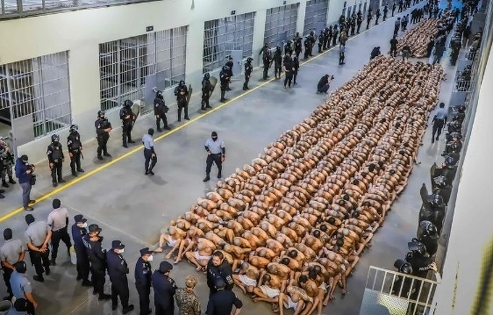 El Salvador: el video que muestra un traslado de detenidos escalofriante