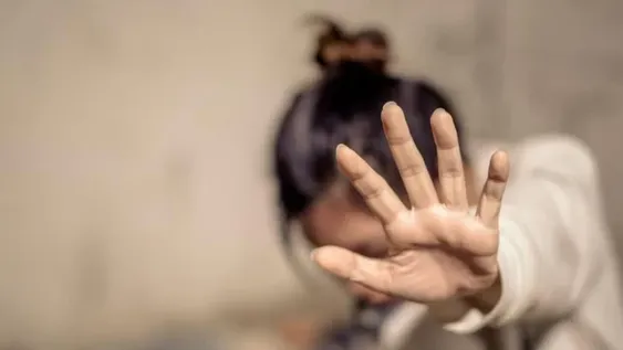 Irá al Penal por embestir a su pareja con una moto y patearla en el piso