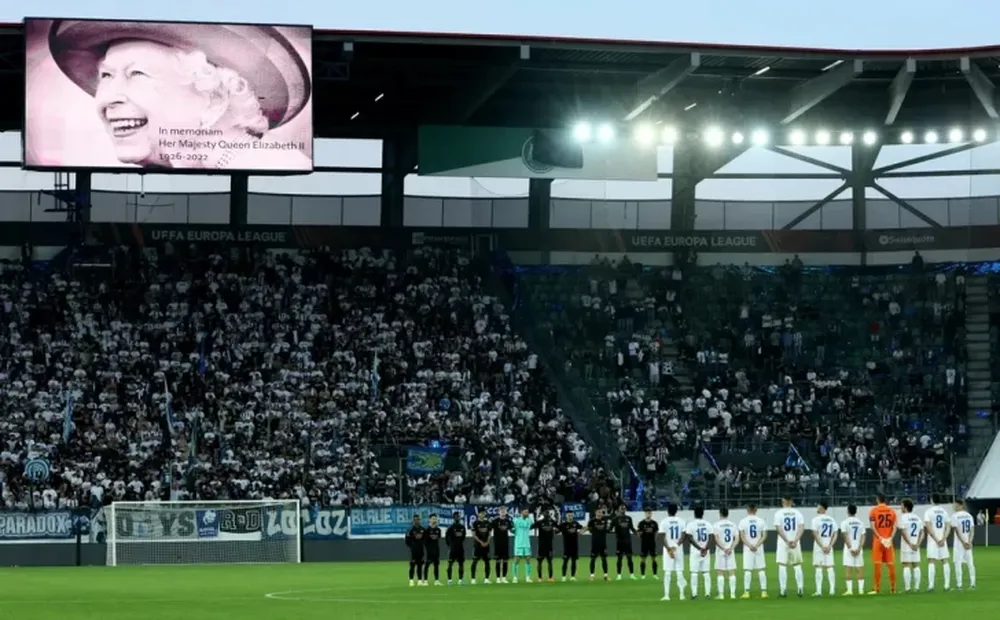 La Premier League suspendió la fecha de este fin de semana por la muerte de la Reina