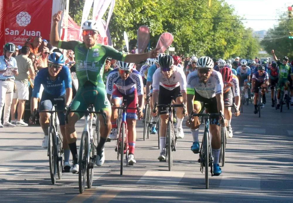 Leonardo Cobarrubia se quedó con la 6ta etapa tras un apasionante sprint