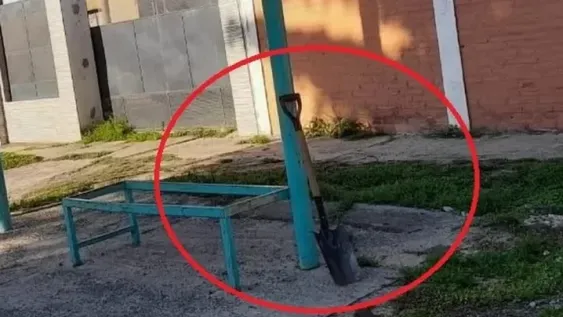 La foto viral de una pala en una parada de colectivos que “nadie se robó” en Formosa