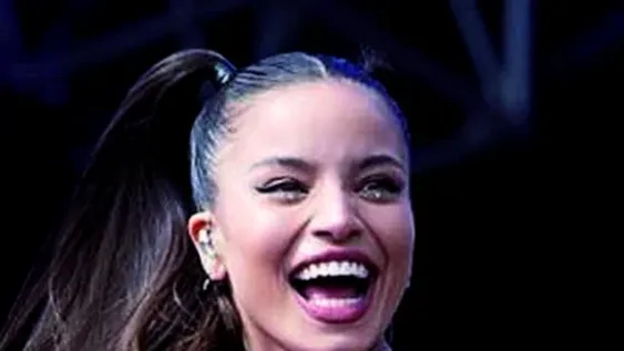 Emilia Mernes, desde la cama y con transparencias que dejaron ver su colaless