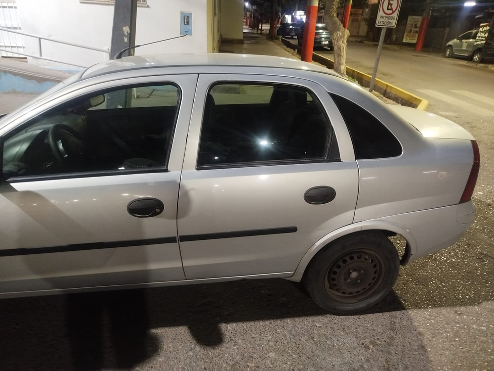 El Chevrolet Corsa que intentó robar el delincuente.&nbsp;