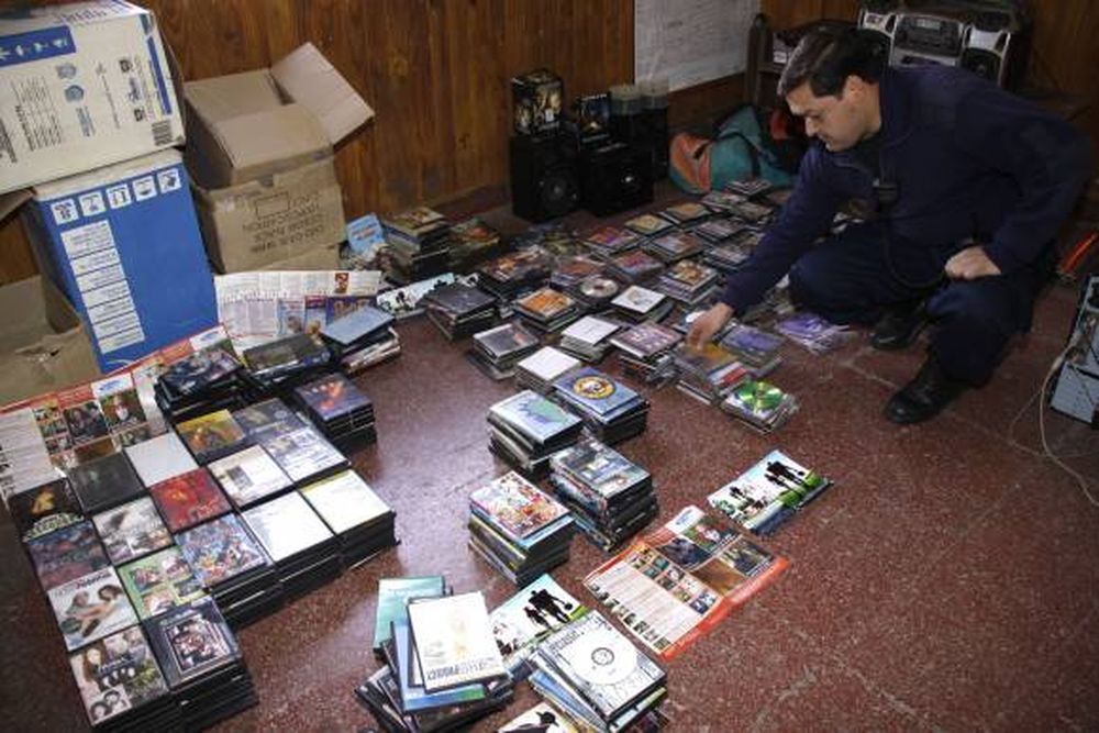 Unos 350 discos piratas