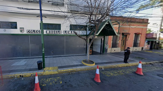 La Justicia allanó las casas de cuatro alumnos investigados por generar con IA imágenes sexuales falsas de sus compañeras.