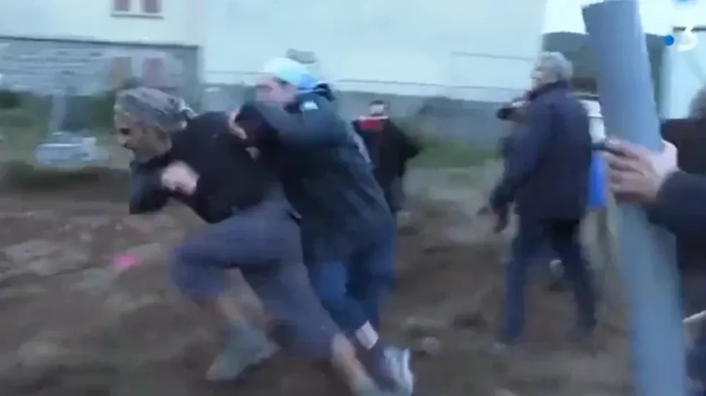 Una monja tacleó a un hombre que quería evitar la construcción de un centro católico