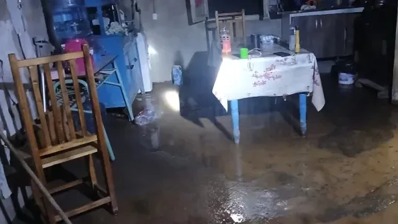 Más de 40 viviendas quedaron inundadas en Iglesia debido a la creciente que dejó hasta vecinos aislados.