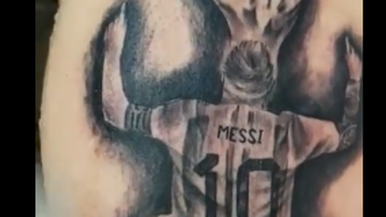 Se tatuó a Lionel Messi campeón del mundo y generó una catarata de críticas