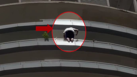 El episodio ocurrió en el complejo Supernova Spira de Noida y quedó registrado por personas que estaban en las inmediaciones.
