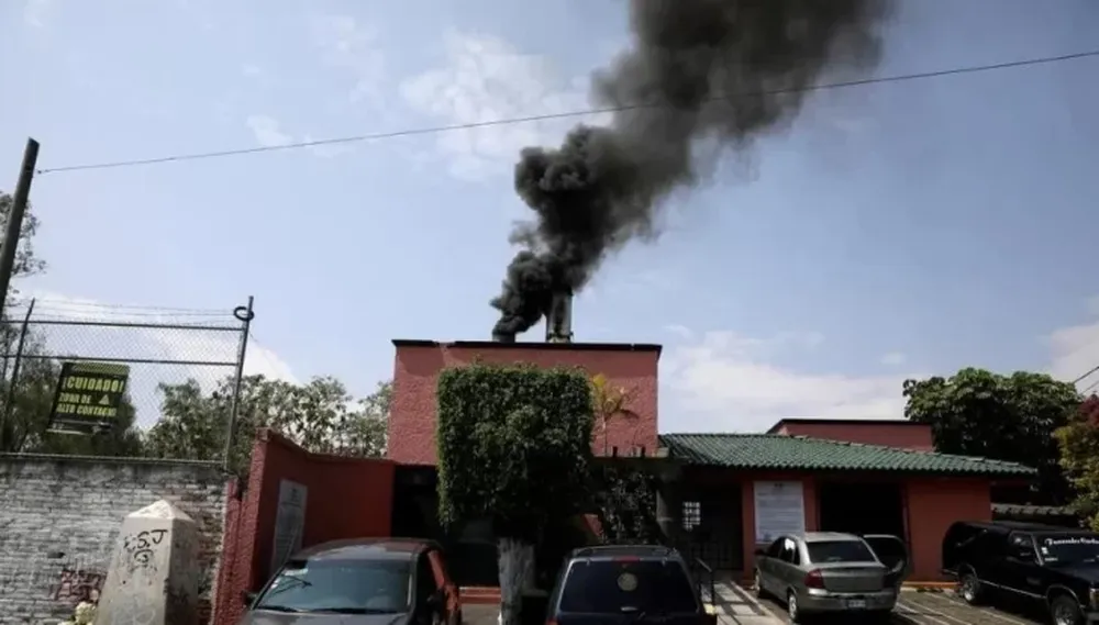 Crematorios en México incineran “a nivel industrial” en medio del pico de la pandemia