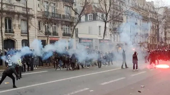 Francia esta en pie de guerra por la reforma jubilatoria de Macron