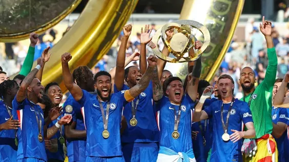 Campeones. Enzo Fernández, el capitán del Chelsea, levanta el trofeo del Mundial de Clubes. En una gran final, los Blues aplastaron al PSG.