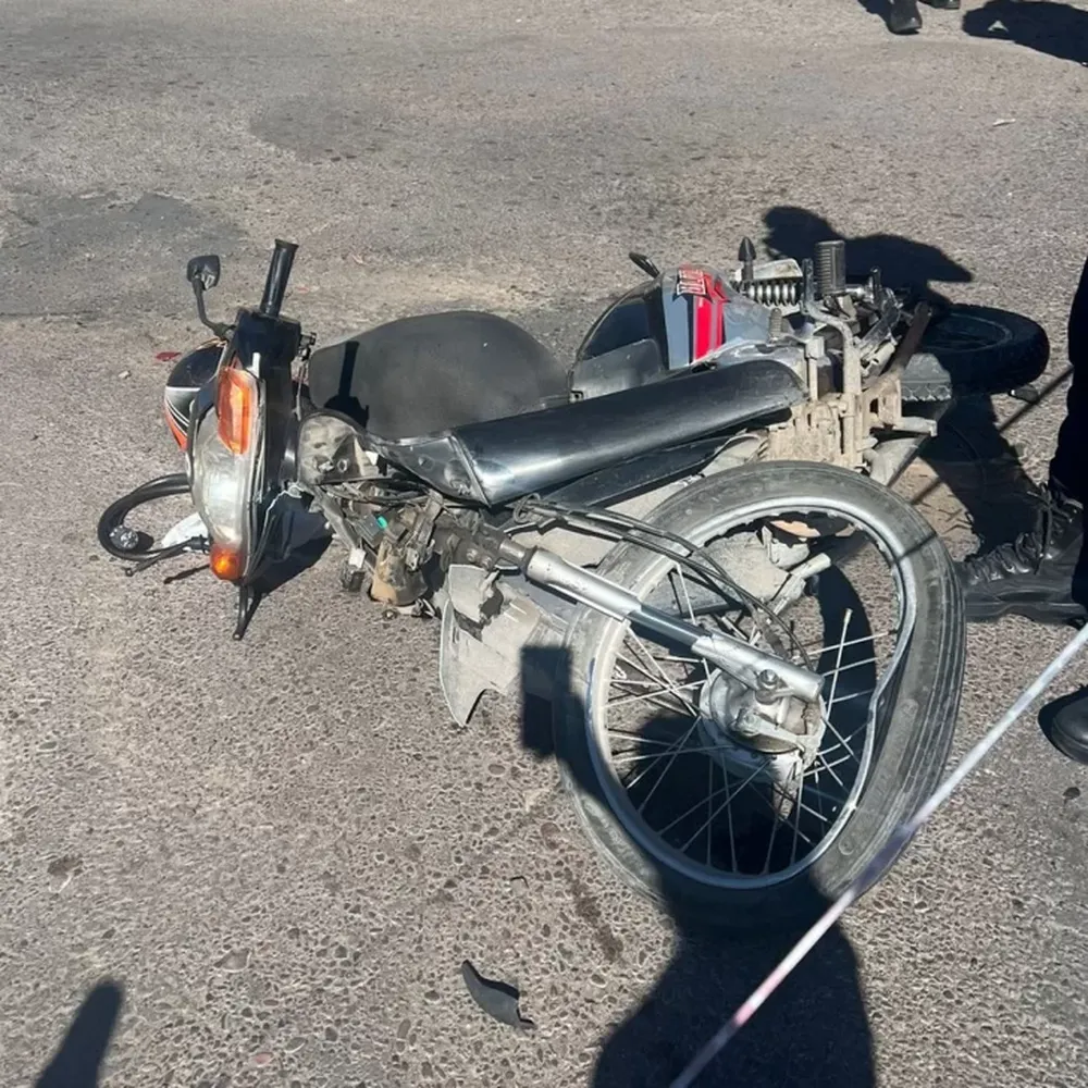 Grave accidente en un peligroso cruce: una camioneta embistió a una moto y se dio a la fuga