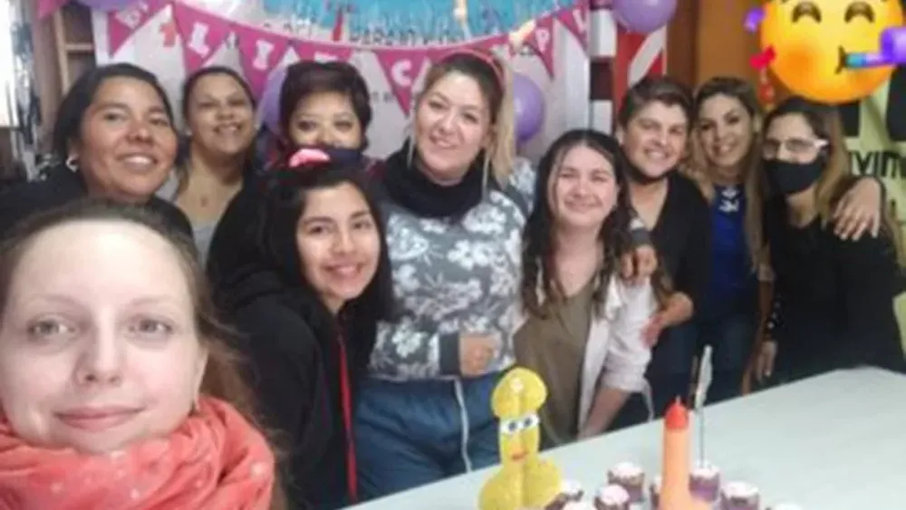 Una candidata a concejal festejó un cumpleaños con juguetes sexuales en un merendero
