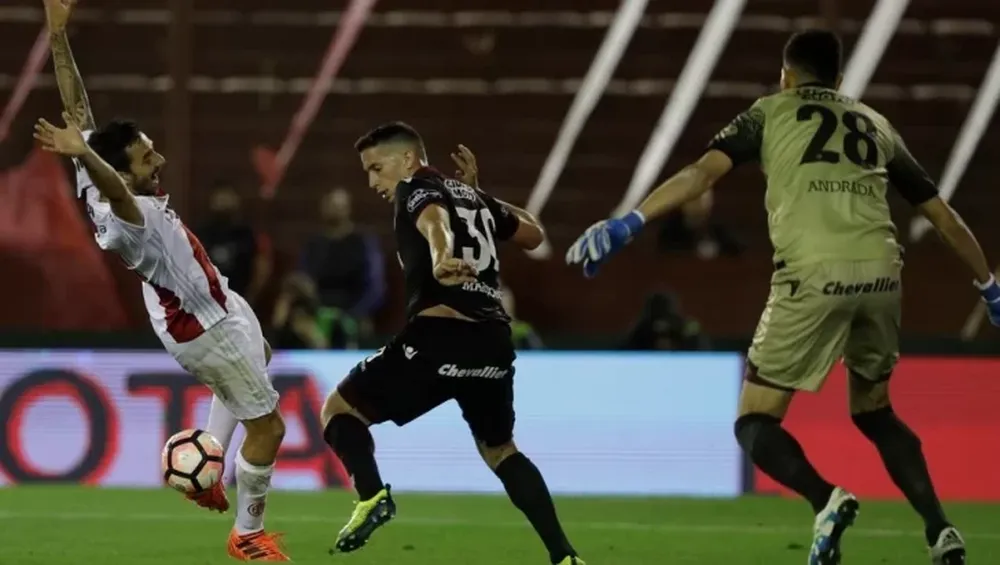 Conmebol dice que el árbitro debió utilizar el VAR en la mano de Marcone