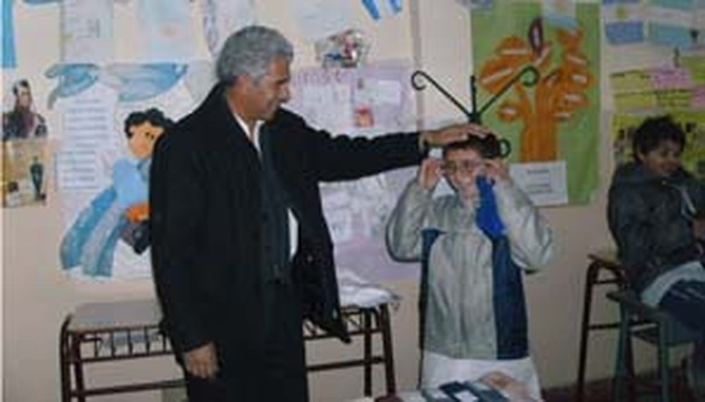 Entregaron 48 anteojos a los niños de una escuela de 9 de Julio