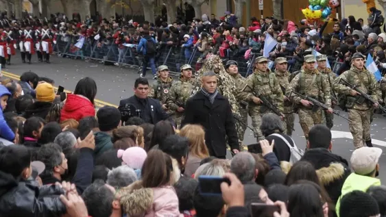 Tras al menos 20 años, el desfile del 25 de mayo sale de la Ciudad