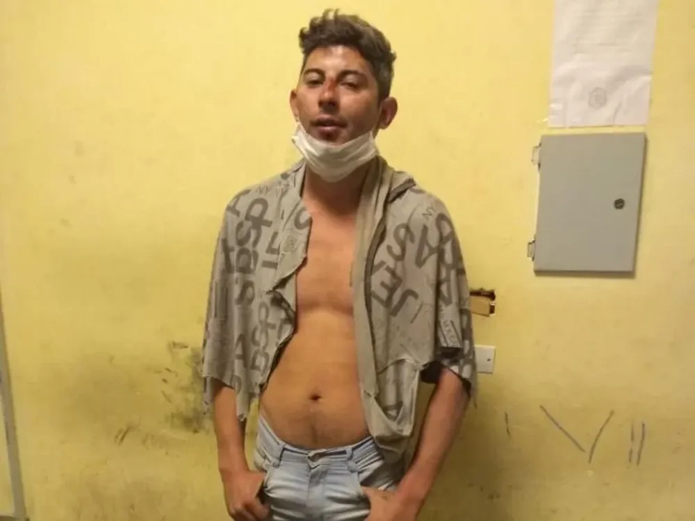 Golpeó a la madre de sus hijos mientras ella tenía un bebé en brazos: fue detenido