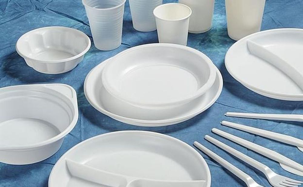 El Reino Unido prohibirá la venta de los platos y cubiertos de plástico