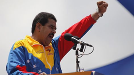 Maduro: “Si es necesario vamos a empuñar armas para defender la revolución”