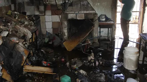 Padece retraso mental y quedó en ruinas por un dañino incendio