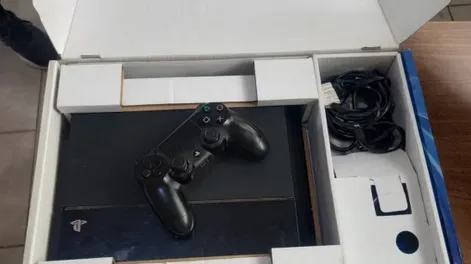 Cae una mujer con dólares, tarjetas, relojes, perfumes y aparatos robados