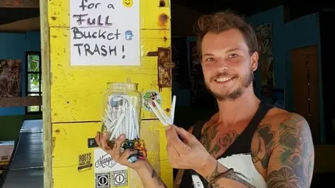 Regala cigarrillos de marihuana a quienes recojan basura en Jamaica