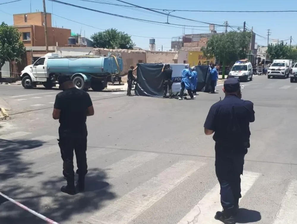 Un camión atropelló y mató a una motociclista que estaba trabajando para Pedidos Ya