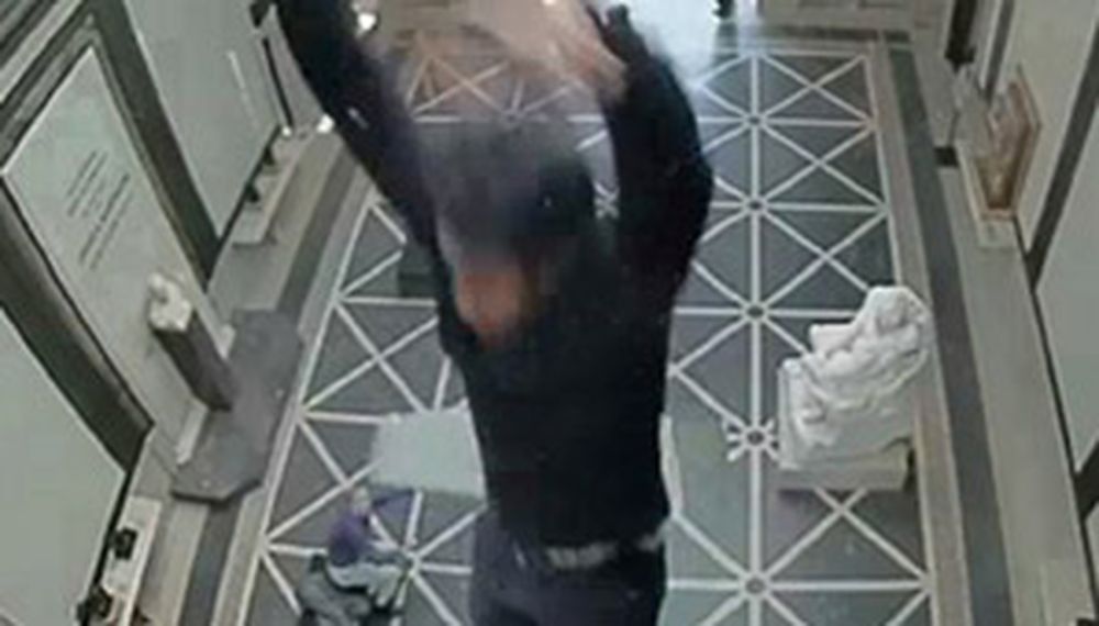 Video: cayó del techo de un museo y ganó un juicio millonario