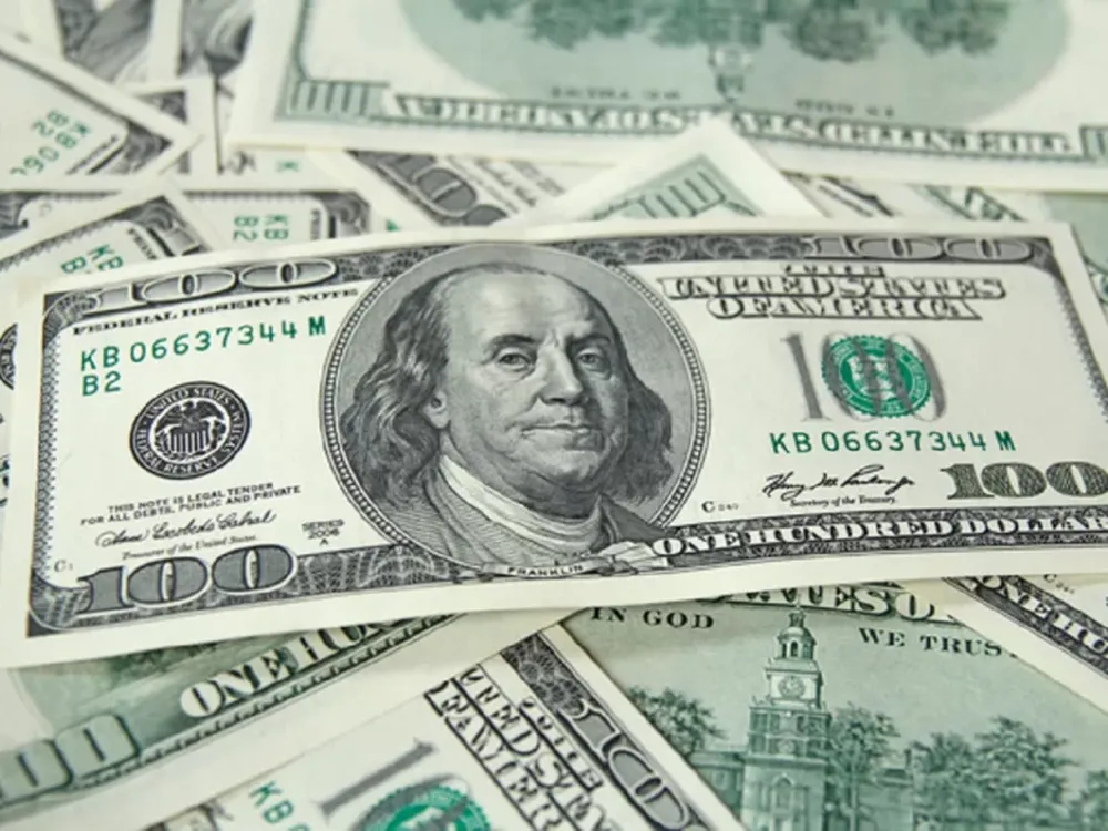 El dólar oficial tuvo un descenso de cuatro centavos y cerró a $104,59