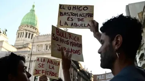 MÁS. Sindicatos y organizaciones de izquierda marcharon junto a los jubilados.