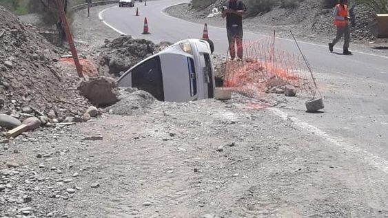 Por la precaria señalización, un auto cayó a una enorme zanja en la Quebrada de Zonda